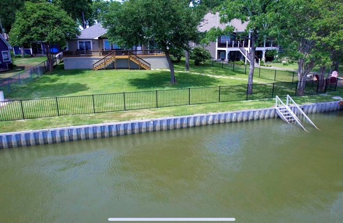 Gun Barrel City House | New Lakefront Home-Private Dock on Open Deep Water in Convenient Loc Cul de sac