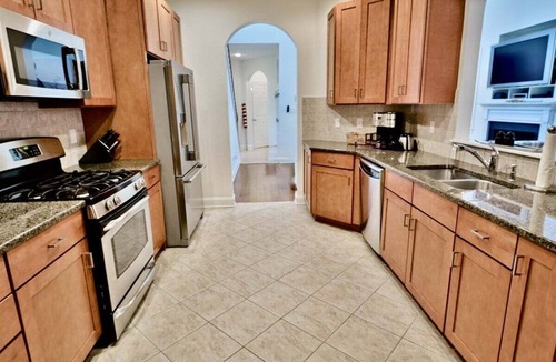 The Commons House | New Listing: Bayside Resort: Beautiful 5 Bedroom