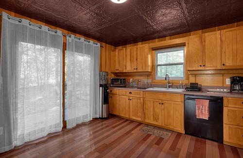 Lancaster Cabin | NEW LISTING! Mae's Place (2-Bedroom Cabin) - Pets Allowed by RedAwning