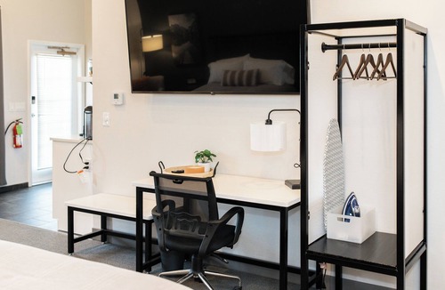 Erie Apartment | NEW Luxurious Centrally Located Getaway Suite