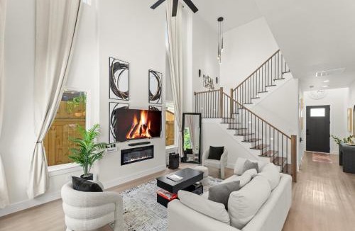 Dallas House | New Luxury 5BR 8BD Home Near Airport, Sleeps 10 plus