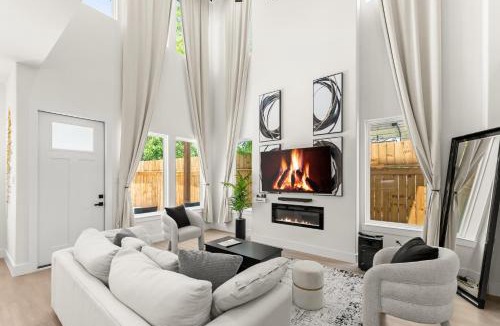 Dallas House | New Luxury 5BR 8BD Home Near Airport, Sleeps 10 plus