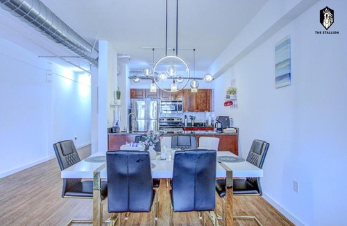 Downtown Memphis Apartment | NEW Modern Spacious Loft in Downtown with free parking