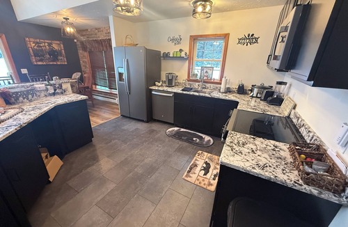 Thendara House | New property close to Town! Green Bridge Lodge- 5-bedrooms 3 bathrooms Hot Tub