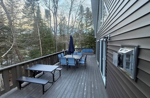 Thendara House | New property close to Town! Green Bridge Lodge- 5-bedrooms 3 bathrooms Hot Tub