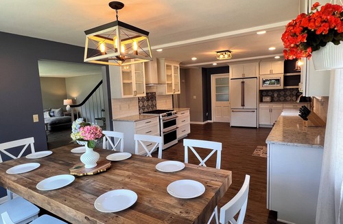 Lawrence Park House | NEW Spacious Oasis near quiet beach! Private backyard, games, gorgeous kitchen