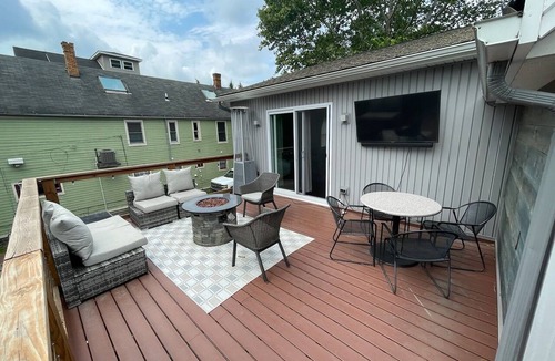 Tremont House | NEW~ "The Wolf of Tremont"-Golf Simulator,85 in tv, Pool Table+Shuffleboard!