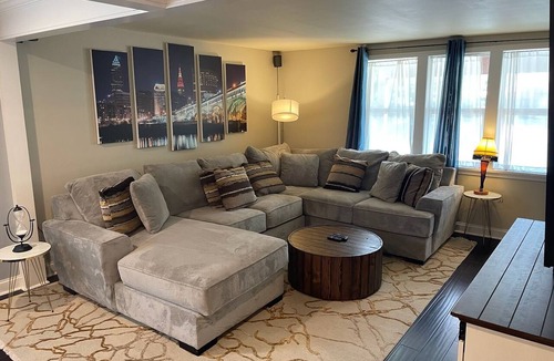 Tremont House | NEW~ "The Wolf of Tremont"-Golf Simulator,85 in tv, Pool Table+Shuffleboard!