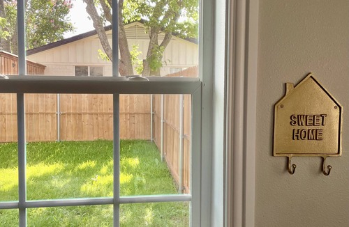 Lake Dallas House | New townhouse with large private yard and 2 car garage!