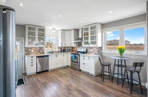 Virgil House | New Vineyard Home 3 Bedroom, mins to Wineries & Old Town Niagara-on-the-Lake