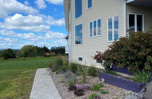 Ithaca House | Newer house for quiet groups, great views near Cornell and Ithaca downtown, 6-11