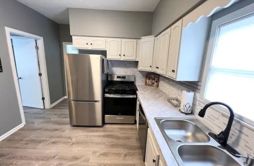 Cuyahoga Falls House | Newly Remodeled in Cuyahoga Falls! Close to everything!