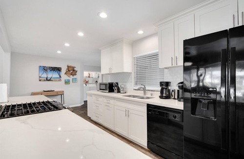 Portlock House | NEWLY REMODELED with A/C THROUGHOUT! Pool w/Killer Sunset View