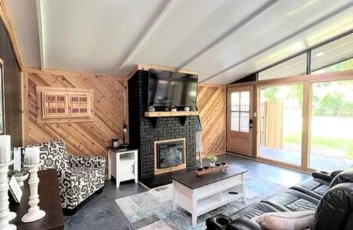 Jefferson House | Newly Renovated Cabin Perfect for a Lake and Peaceful Retreat in Texas