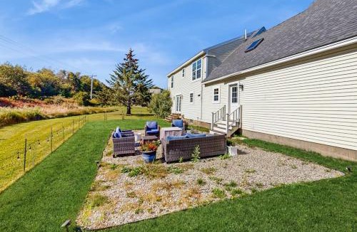 Rockport House | Newly Renovated Charming House with Cozy Fireplace & Outdoor Entertainment Areas