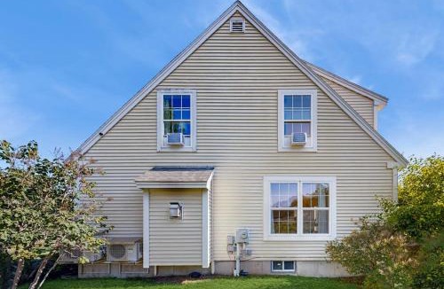 Rockport House | Newly Renovated Charming House with Cozy Fireplace & Outdoor Entertainment Areas