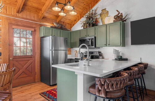 Branson Cabin | Newly Renovated, Cozy Log cabin! Enjoy Hiking, waterfalls and all resort amenities ! Close to Branson strip & SDC