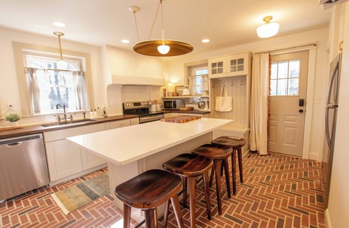 Rosemont House | Newly Renovated Group-Friendly On-Site Parking 10Min to Old Port
