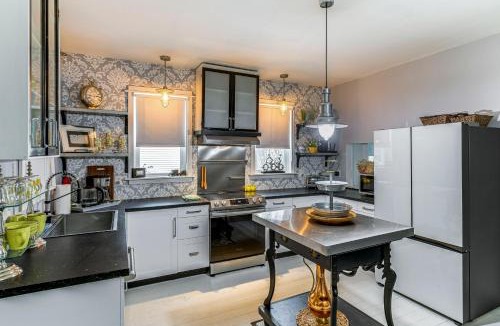 Tonawanda House | Newly Renovated Private Cottage Near Niagara River