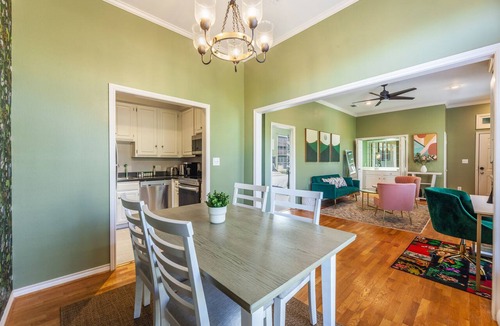 Oak Lawn Condo | Newtons Energy: 1-Bedroom Modern Nest