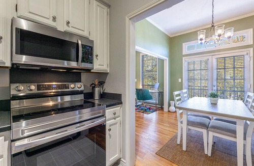 Oak Lawn Condo | Newtons Energy: 1-Bedroom Modern Nest