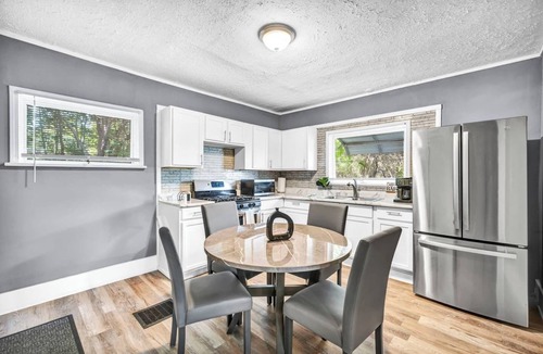 Highland Square House | Nightly Nickel Nest (2BR,1BA) Near Highland Square