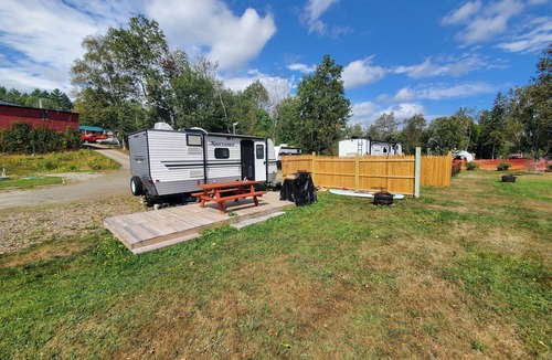 Eustis House | Nightly RV On-site rental. River front. Showerhouse with laundry.