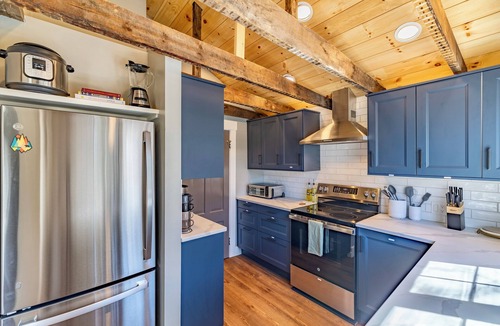 North Conway House | North Conway Adventure Hub! Walk to Shops & Dining. All New! Deck, Grill, Lawn