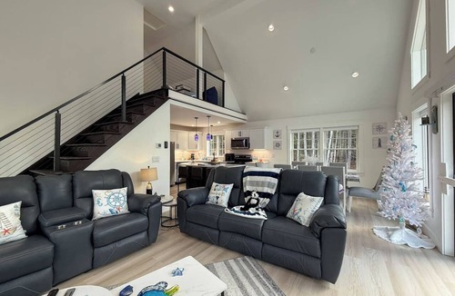 Conway House | Northview Chalet | Brand New, Hot Tub, Spacious
