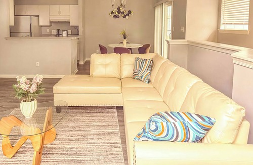 Greenbrier West Apartment | Nyakio Suite