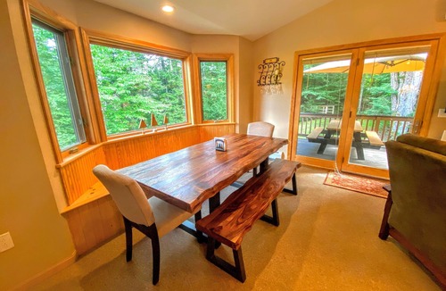 Carroll House | O42 Renovated with high class upgrades! Ski access, boot warmer, ski rack, yard, AC, dog friendly!