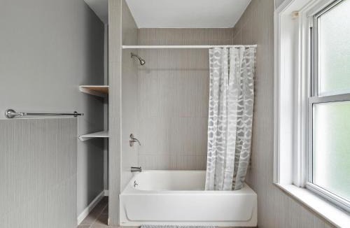 North Oakland House | Oakland/University @F Spacious and Quiet Private Bedroom with Shared Bathroom
