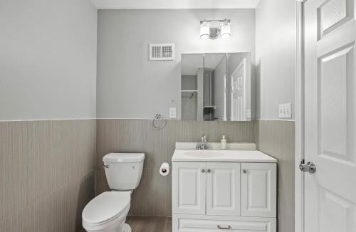 Pittsburgh House | Oakland/University @H Bright and Stylish Private Bedroom with Shared Bathroom