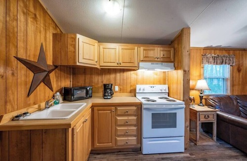Broken Bow Cabin | OakLeaf: Sleep 5, Tiny Cabin, Pets, Near Park/Lake