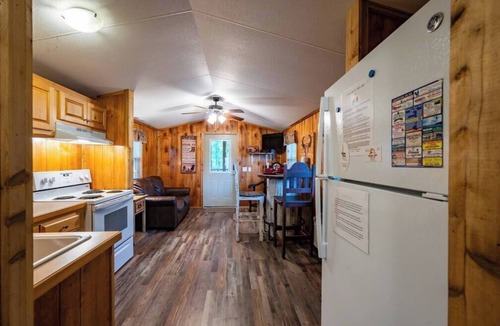 Broken Bow Cabin | OakLeaf: Sleep 5, Tiny Cabin, Pets, Near Park/Lake