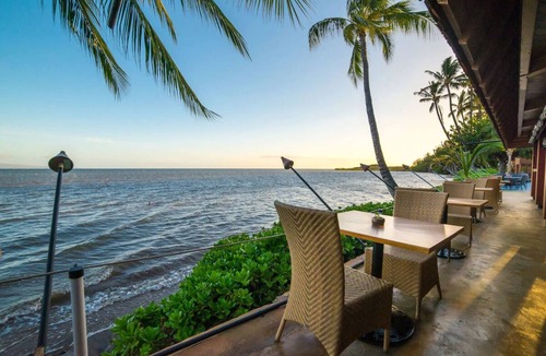 Kaunakakai House | Ocean Front King: Panoramic Sea Views Meet Polynesian Elegance in Molokai