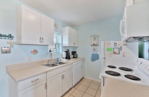 Port Aransas Condo | Ocean View is a 2nd floor beachfront efficiency condo in the heart of Port Arans
