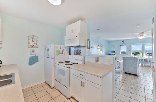 Port Aransas Condo | Ocean View is a 2nd floor beachfront efficiency condo in the heart of Port Arans