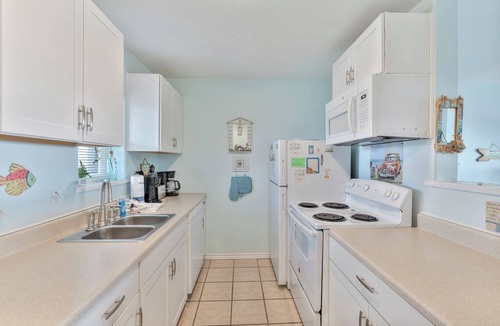 Port Aransas Condo | Ocean View is a 2nd floor beachfront efficiency condo in the heart of Port Arans
