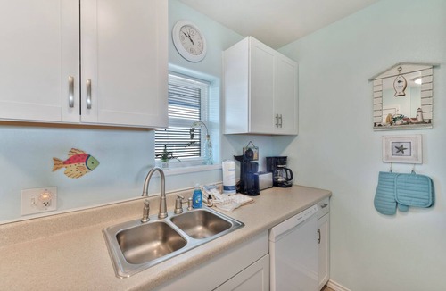 Port Aransas Condo | Ocean View is a 2nd floor beachfront efficiency condo in the heart of Port Arans