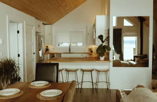 Powell River House | Oceanfront luxury suite with hot tub, sauna, pet friendly - Sitka Suite