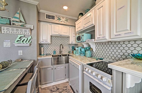 North Beach Condo | Oceanfront Corpus Christi Condo: Resort Perks!