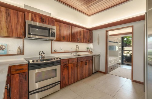 Historic Lahaina Front Street Condo | Oceanfront luxury 3bd condo on Baby Beach