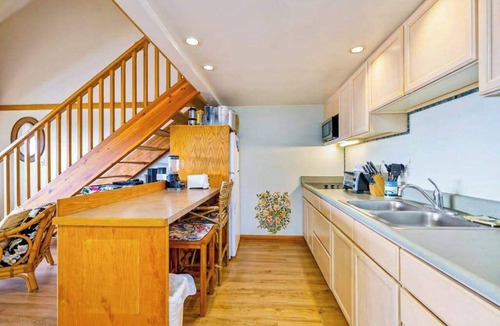 Maunaloa Apartment | Oceanfront Molokai Escape Near Beach with Lanai, Pool & W/D