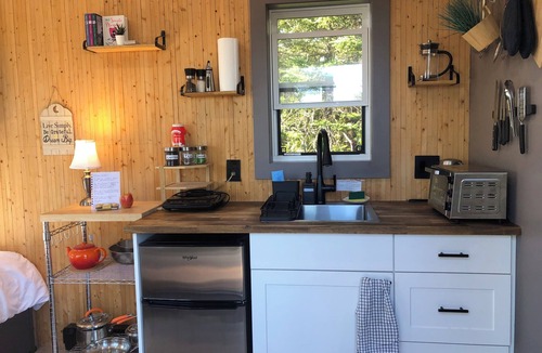 Shemogue Cabin | Oceanfront Seacan · Private Beach, Perfect for Two