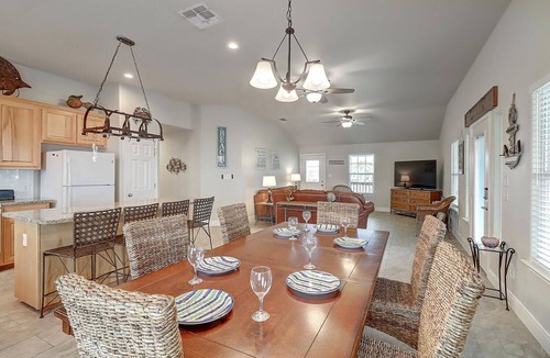 Leeward Sands House | Ohana GetAway is the perfect tropical retreat for your party of 10—and it’s pet