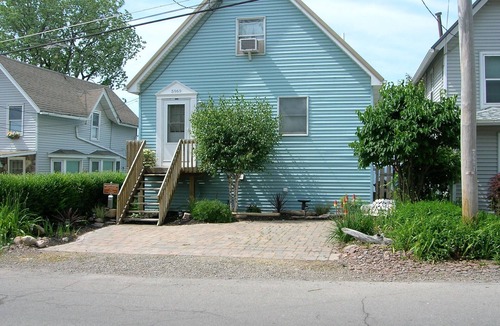 Olcott House | Olcott Beach House on lake Ontario near Niagara Falls