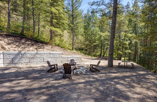 Lava Hot Springs House | On 5 Acres! Cabin w/Hot Tub in Lava Hot Springs