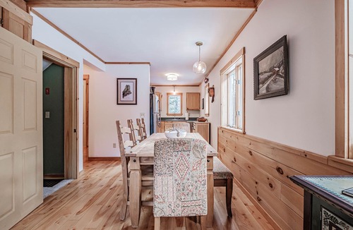 Bethel Cabin | On Goss Pond - Cozy cabin, family friendly for nature lovers!