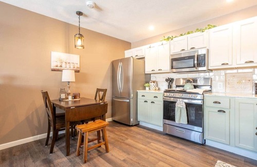 Conneaut Lakeshore Apartment | One Bedroom Haven at Avanti Cove